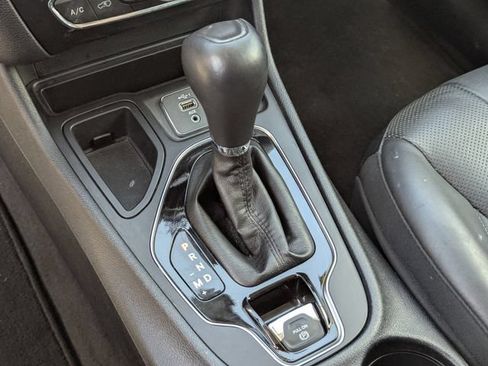 Used 2019 Jeep Cherokee Limited w/ Technology Group FWD image 34