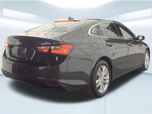 Used 2017 Chevrolet Malibu LT FWD image 2