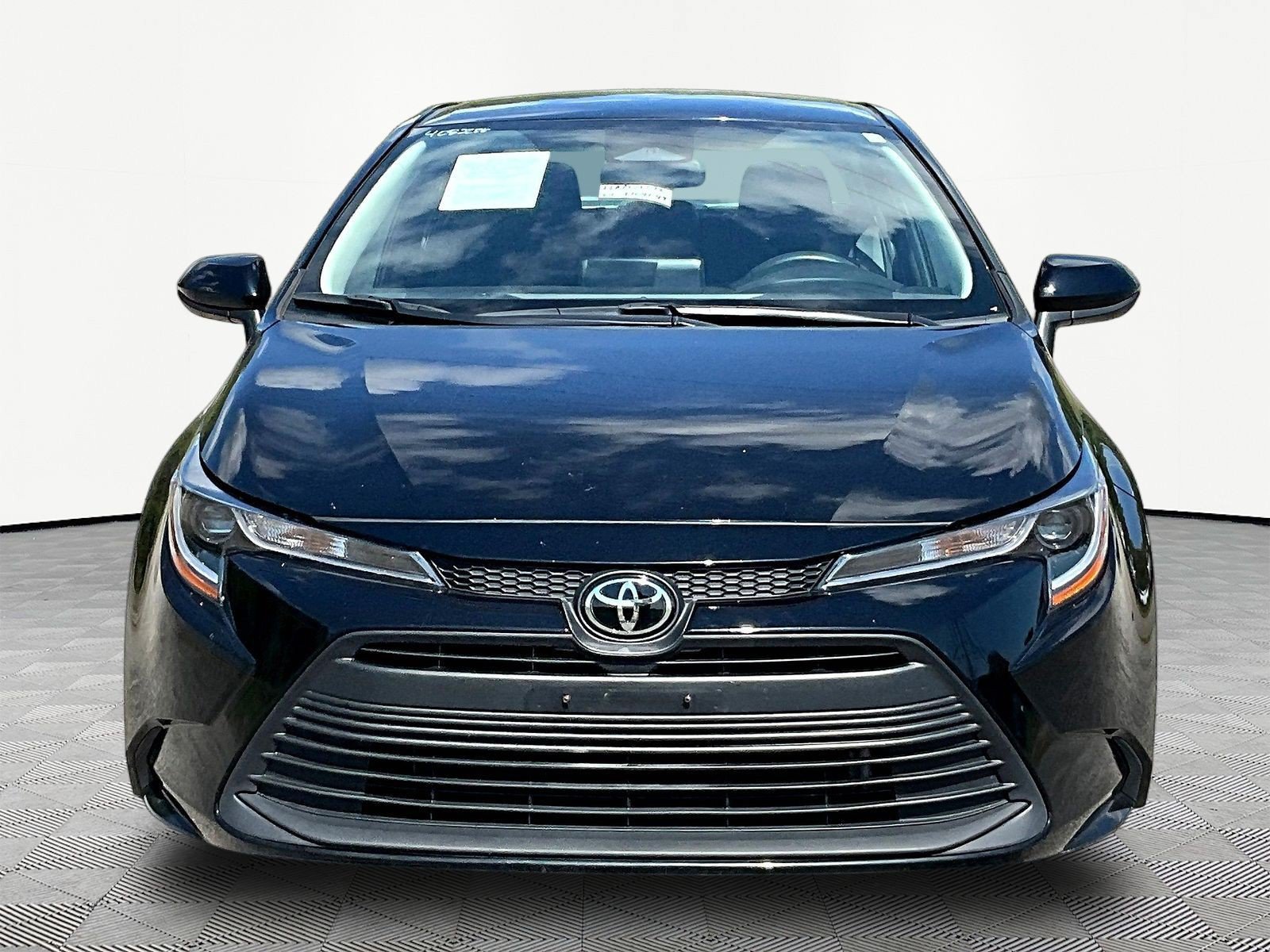 Used 2024 Toyota Corolla LE FWD image 2