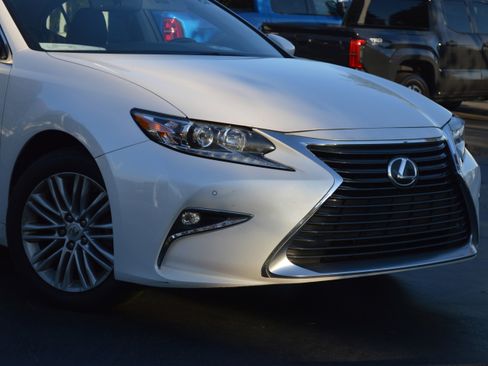 Used 2016 Lexus ES 350 image 2
