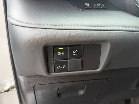 Used 2023 Toyota Highlander XLE AWD/4WD image 16