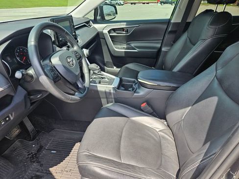 Used 2020 Toyota RAV4 LE FWD image 9