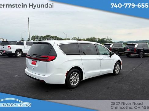 Used 2024 Chrysler Pacifica Touring-L FWD image 31