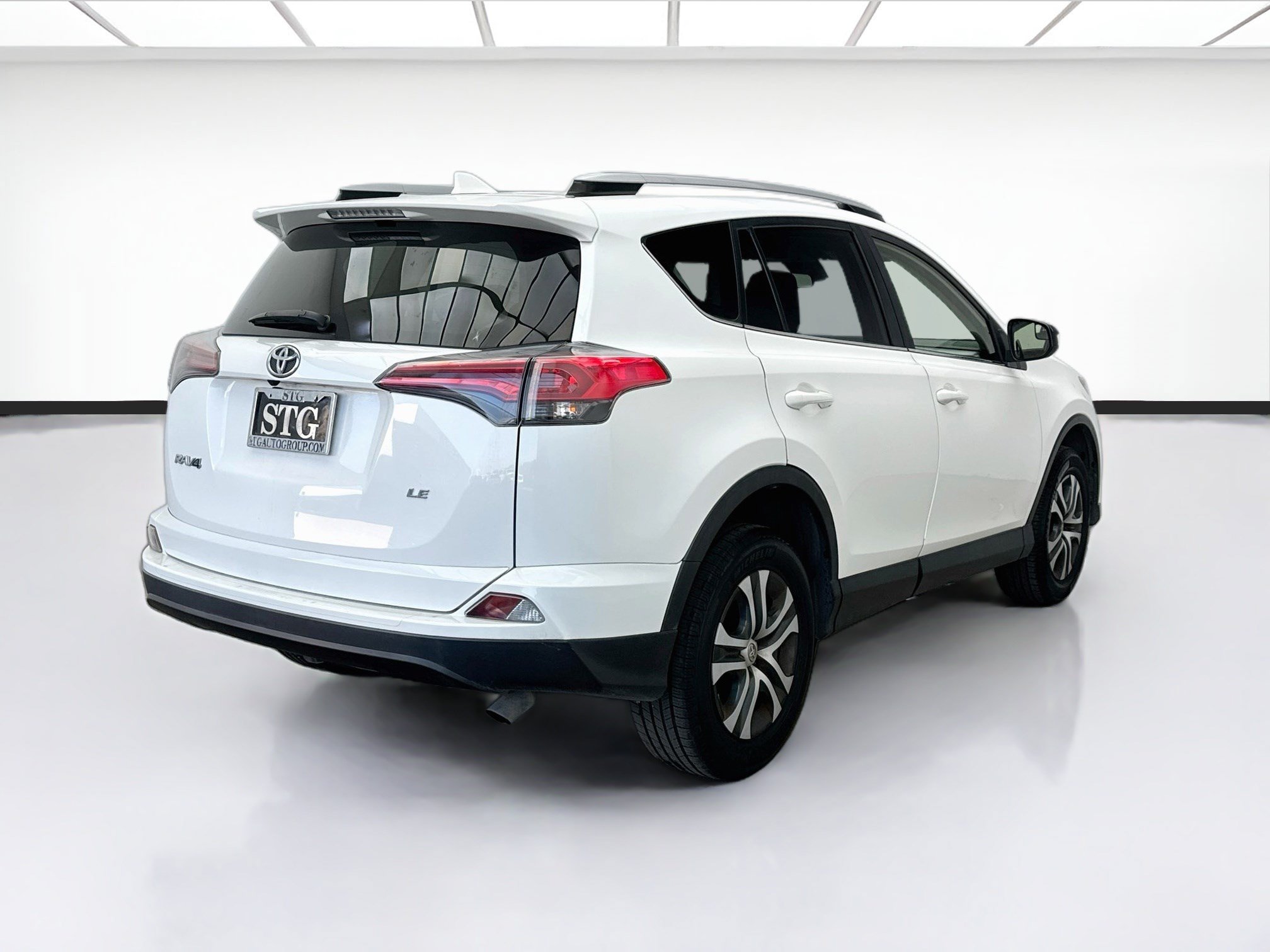 Used 2018 Toyota RAV4 LE w/ All Weather Liner Package FWD image 4