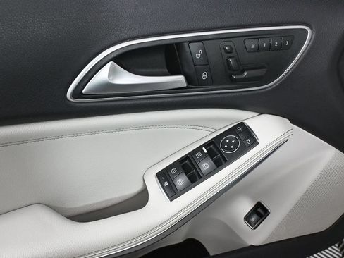 Used 2015 Mercedes-Benz CLA 250 image 7