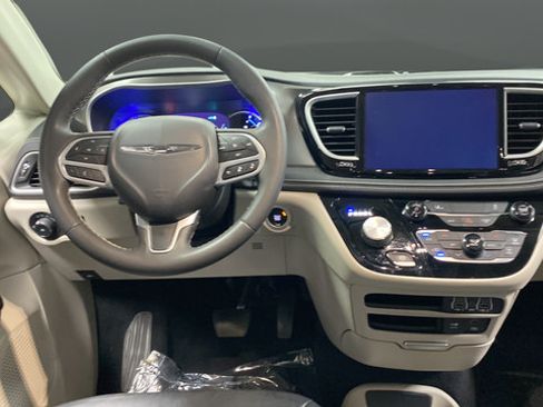 Used 2022 Chrysler Pacifica Touring-L FWD image 10