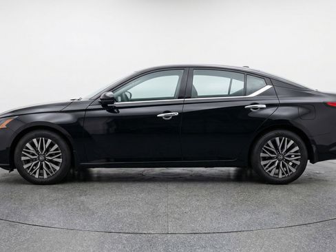 Used 2025 Nissan Altima 2.5 SV FWD image 5