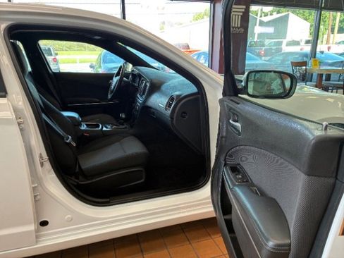 Used 2018 Dodge Charger SXT image 28