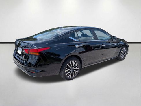 Used 2024 Nissan Altima 2.5 SV FWD image 4