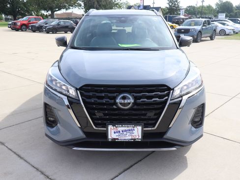 Used 2023 Nissan Kicks SR w/ SR Premium Package FWD image 2