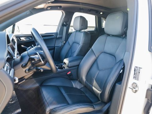 Certified 2025 Porsche Macan image 5