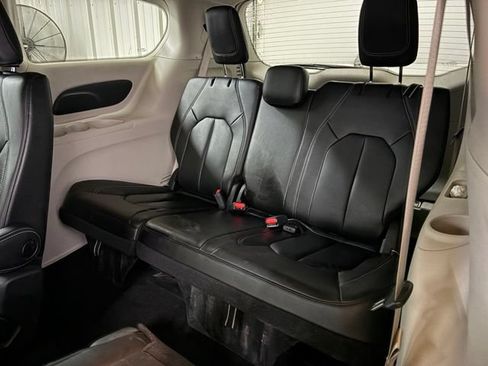 Used 2023 Chrysler Pacifica Touring-L FWD image 16