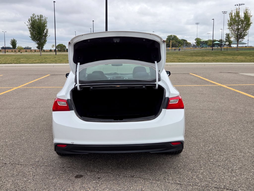Used 2017 Chevrolet Malibu LT FWD image 35