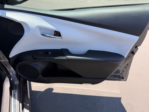 Used 2018 Toyota Prius Prime Advanced w/ Carpet Mat Package FWD image 20