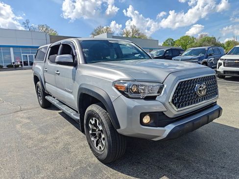 Used 2019 Toyota Tacoma TRD Off-Road AWD/4WD image 3