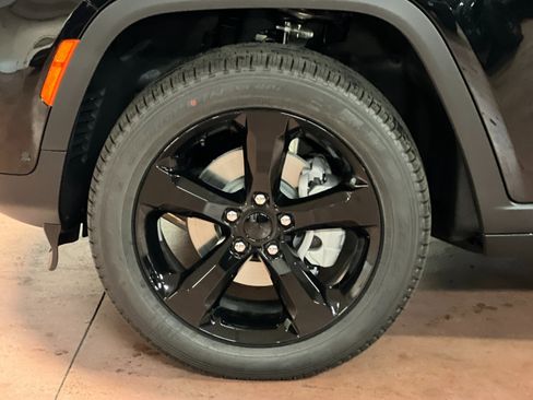 New 2025 Jeep Grand Cherokee Limited image 24