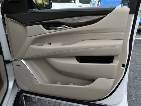 Used 2020 Cadillac Escalade ESV Premium Luxury image 37