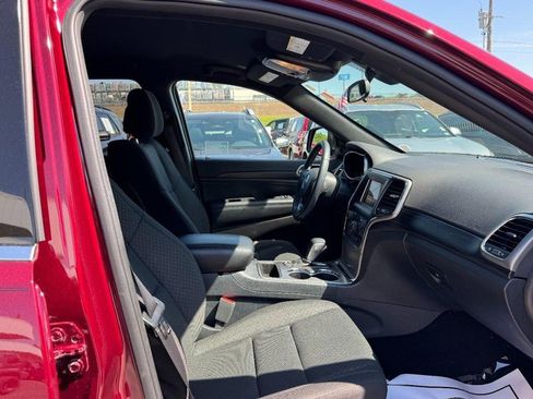 Used 2019 Jeep Grand Cherokee Laredo AWD/4WD image 18