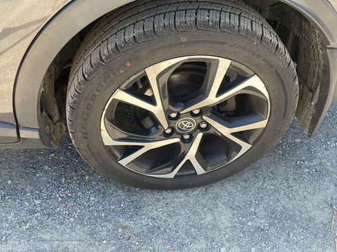 Used 2018 Toyota C-HR XLE FWD image 22