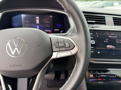 Used 2022 Volkswagen Tiguan SE w/ Panoramic Sunroof Package FWD image 16