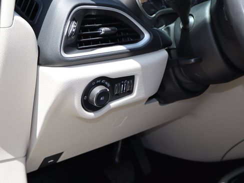 Used 2023 Chrysler Pacifica Touring-L FWD image 24