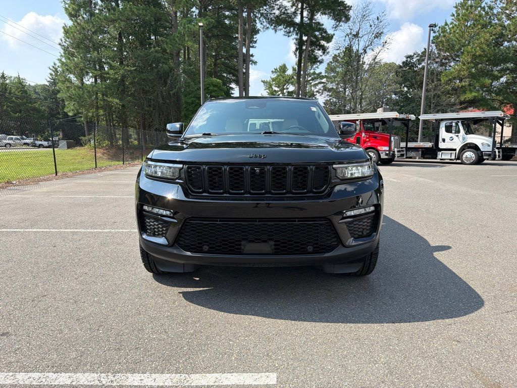 Used 2023 Jeep Grand Cherokee Limited w/ Luxury Tech Group II AWD/4WD image 4