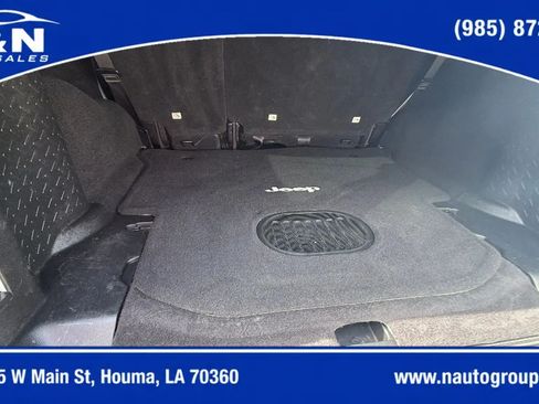 Used 2015 Jeep Wrangler Unlimited Rubicon w/ Connectivity Group AWD/4WD image 17