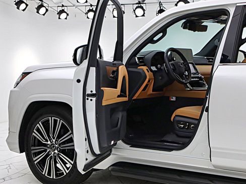 Used 2025 Lexus LX 700h Luxury AWD/4WD image 7