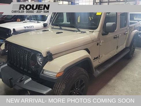 Used 2022 Jeep Gladiator Sport image 1