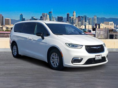 Used 2026 Chrysler Pacifica Select