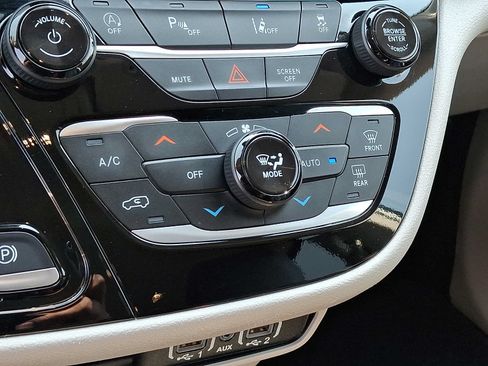 Certified 2023 Chrysler Pacifica Touring-L FWD image 19