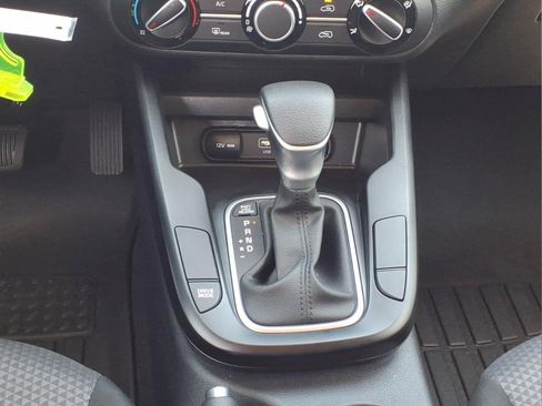 Used 2025 Kia Soul LX w/ LX Technology Package FWD image 16