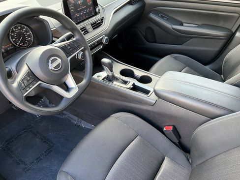 Used 2025 Nissan Altima 2.5 SV FWD image 10