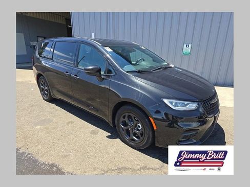 Used 2022 Chrysler Pacifica Limited w/ Uconnect Theater Family Group FWD image 1
