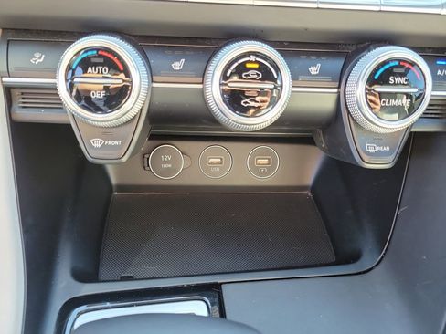 Used 2023 Genesis G70 2.0T image 33