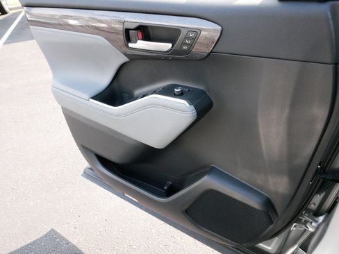 Used 2023 Toyota Highlander Platinum image 30