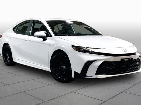 Used 2025 Toyota Camry SE FWD image 3