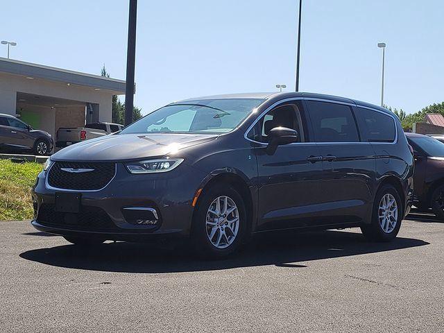Used 2023 Chrysler Pacifica Touring-L FWD image 2