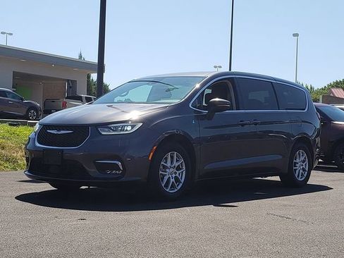 Used 2023 Chrysler Pacifica Touring-L FWD image 2