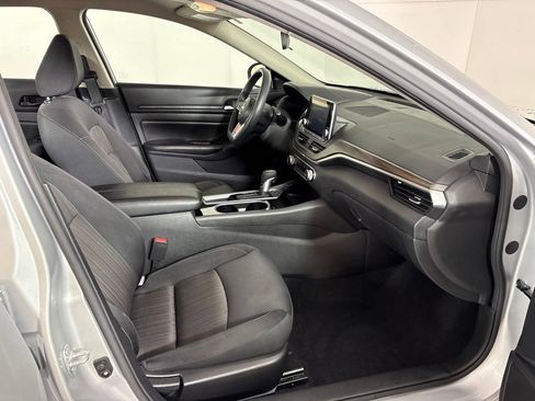 Used 2024 Nissan Altima 2.5 SV FWD image 15