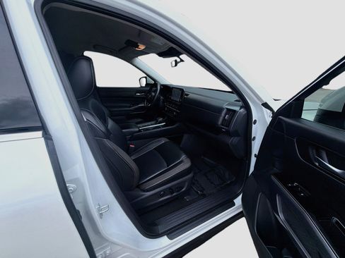Used 2024 Nissan Pathfinder SL FWD image 32
