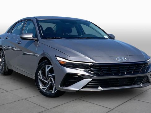 Used 2025 Hyundai Elantra SEL FWD image 3