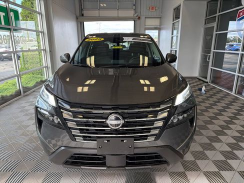 Used 2025 Nissan Rogue SV AWD/4WD image 2