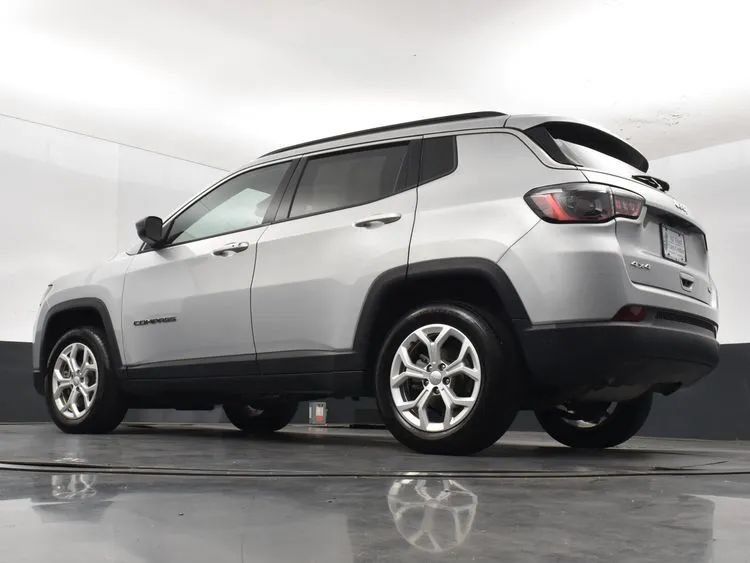 Used 2024 Jeep Compass Latitude AWD/4WD image 9