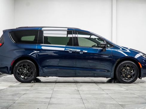 Used 2025 Chrysler Pacifica Premium FWD image 6