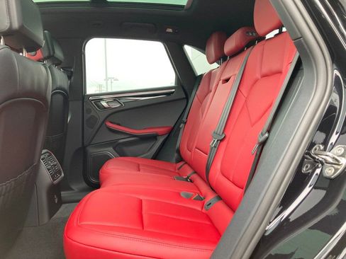 Used 2025 Porsche Macan AWD/4WD image 17
