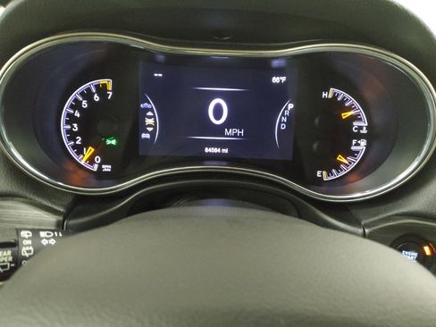 Used 2019 Jeep Grand Cherokee Laredo AWD/4WD image 23