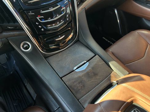 Used 2016 Cadillac Escalade Luxury image 12