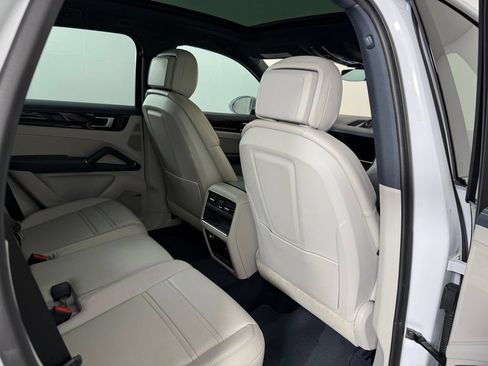 Used 2022 Porsche Cayenne AWD/4WD image 15