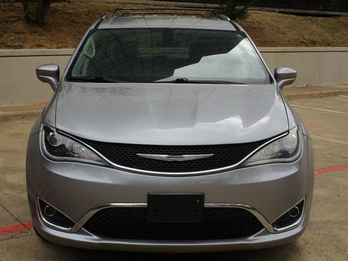 Used 2018 Chrysler Pacifica Touring-L image 4